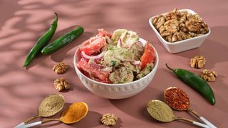 კიტრი და პამიდორის სალათი ნიგოზით