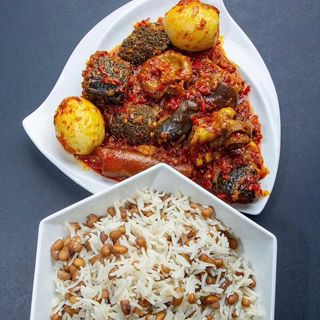 White rice mixed with beans served with shaki mixed with pomo with 2 boiled eggs