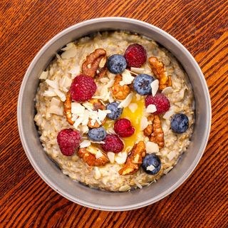 Fulgi de ovaz cu nuci și fructe 