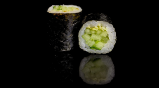 KAPPA  HOSOMAKI  (ogórek + sezam) (6 szt)