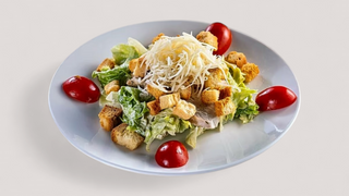 Салат Цезарь с курицей