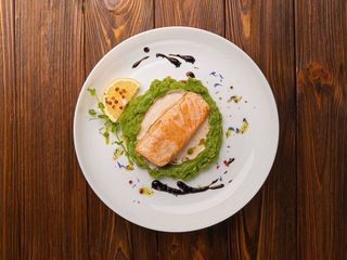 Філе лосося запечене на пюре з броколі (250g)