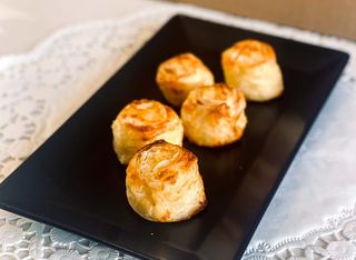 Розички (банички) със сирене и маслини (100г)