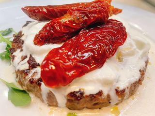 Hamburger 220 gr, stracciatella e pomodori cecchi