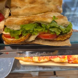 Panino o pizza farcito pomodoro e tonno