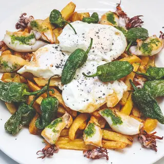 Huevos estrellados con chipirones