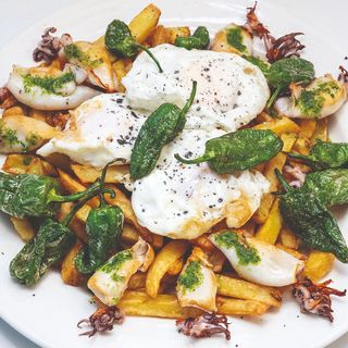 Huevos estrellados con chipirones