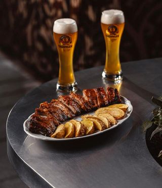 შეშის ღუმელში გამომცვხარი ღორის ნეკნები