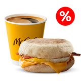 მაფინი კვერცხით და ბეკონით და ყავა