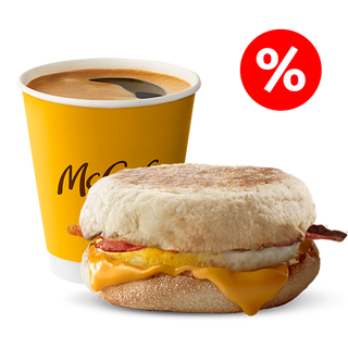 მაფინი კვერცხით და ბეკონით და ყავა