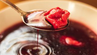 Barszcz czerwony gotowany na domowym zakwasie z kołdunami litewskimi