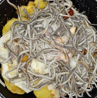 Huevos Rotos Con Gulas Al Ajillo