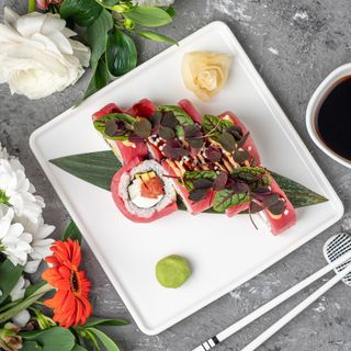 Рол з тунцем, лососем, манго та грушею