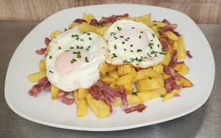 Patatas Fritas Caseras Con (2 uds.) Huevos Fritos Y Bacon Crispy