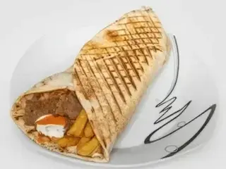 Mały kebab w cieście z frytkami