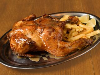 Polo Asado Con Patacas Fritas e Salsa