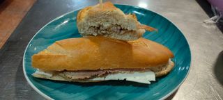 Bocadillo De Pata Y Queso Tierno