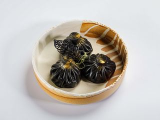 Czarne chinkali z krewetkami i łososiem