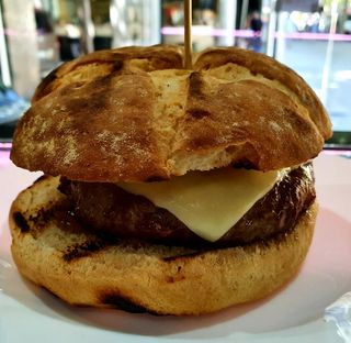 HAMBURGUESA CLASICA  (Quseo +cebolla  Y patatas Regalo )