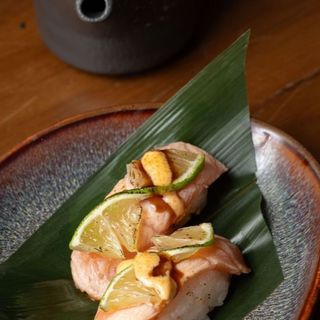 Nigiri salmón flambeado con lima