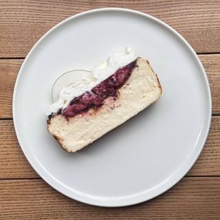 ЧИЗКЕЙК З КОКОСОМ ТА ВИШНЕЮ (190г)