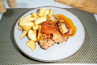 Ceafa tiganeasca cu cartofi wedges