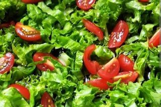 Salada de alface e tomate c cebola