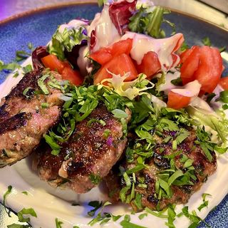 Smashballs de ternera con hierbas, queso labneh y Ensalada
