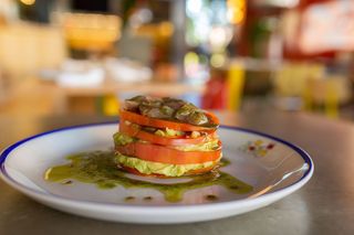 Milhojas de tomate, aguacate y sardina ahumada