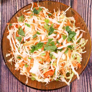 Салата Зеле с моркови и магданоз