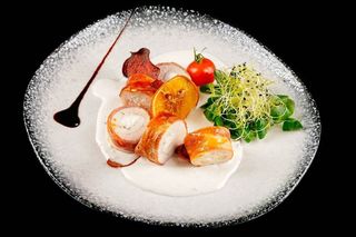 RULADA DE PUI CU BRANZA FETA INVELIT IN BACON CU SOS 280G