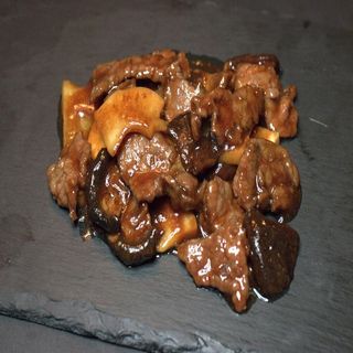 55. Ternera con bambú y setas chinas
