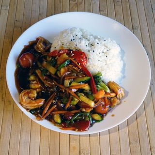 wok de langostinos y arroz jazmín