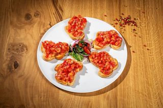 Bruschete cu rosii si usturoi