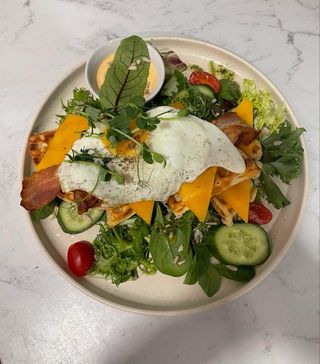 Gofr z jajkiem sadzonym i chrupiącym boczkiem