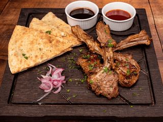 Каре Новозеландського Ягняти з соусом Шрірача / Carré di agnello neozelandese con salsa Sriracha (300g)