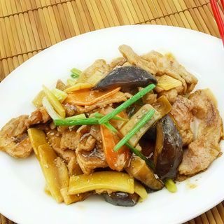 Ternera con Bambú y Setas Chinas