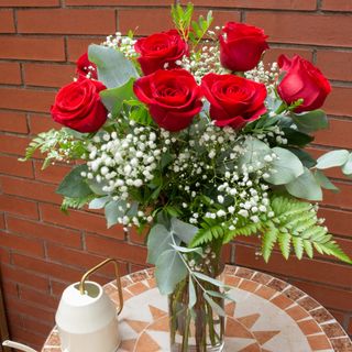 Ramo de diez rosas rojas con flor