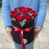 წითელი ვარდები შავ ყუთში