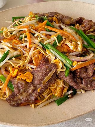 Spaghetti ramen con manzo