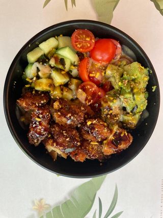 Poke de pollo crujiente teriyaki