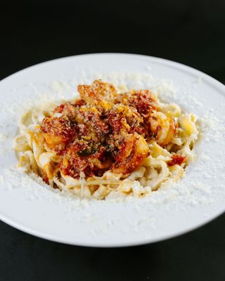 პასტა კრევეტები ტომატით