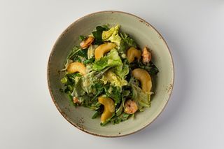 Салат с креветками под соусом тропик (220гр)