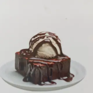 Brownie Con Nueces Y Bola De Helado