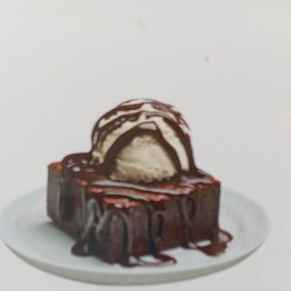 Brownie Con Nueces Y Bola De Helado