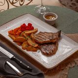 Stek od svinjskog mesa sa pećenim krompirom 370g