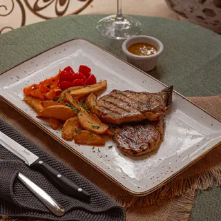 Stek od svinjskog mesa sa pećenim krompirom 370g