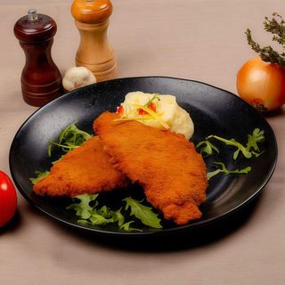 2x Snitel de porc pane cu cartofi prajiti