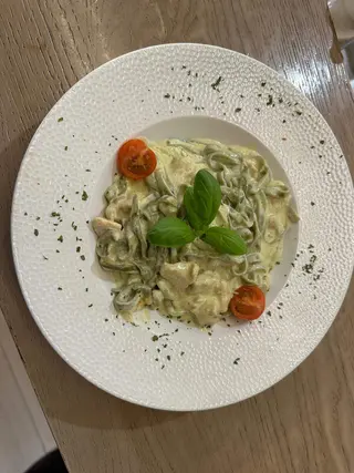 Tjestenina s piletinom i pestom + gratis piće