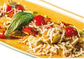 Ravioli con pachini, ricotta secca e basilico